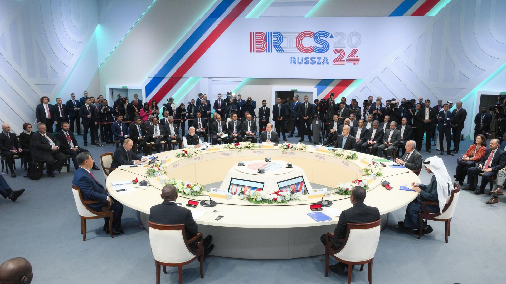 Президент РФ Владимир Путин во время встречи с лидерами БРИКС в узком составе в рамках XVI саммита БРИКС в Казани Президент РФ Владимир Путин во время встречи с лидерами БРИКС в узком составе в рамках XVI саммита БРИКС в Казани - РИА Новости, 1920, 23.10.2024