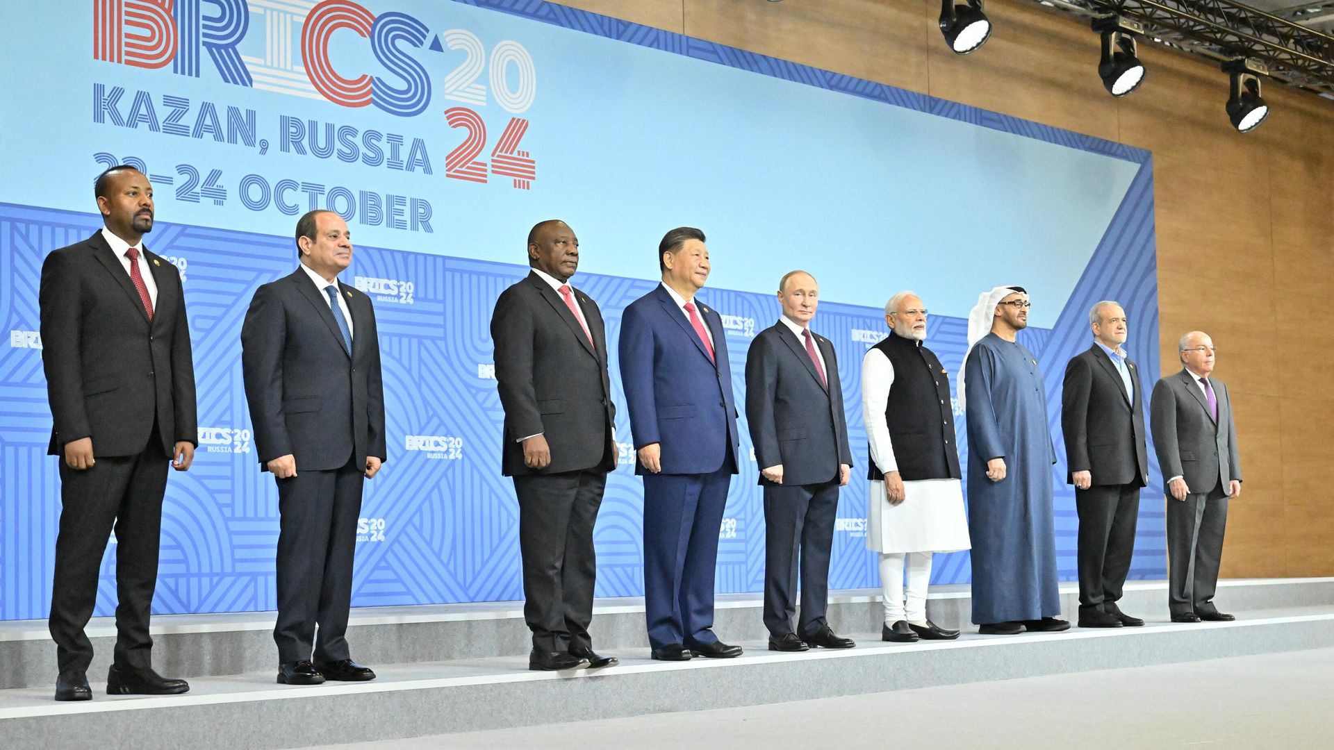 Президент РФ Владимир Путин на церемонии совместного фотографирования глав делегаций стран БРИКС в рамках XVI саммита БРИКС в Казани Президент РФ Владимир Путин на церемонии совместного фотографирования глав делегаций стран БРИКС в рамках XVI саммита БРИКС в Казани - РИА Новости, 1920, 23.10.2024