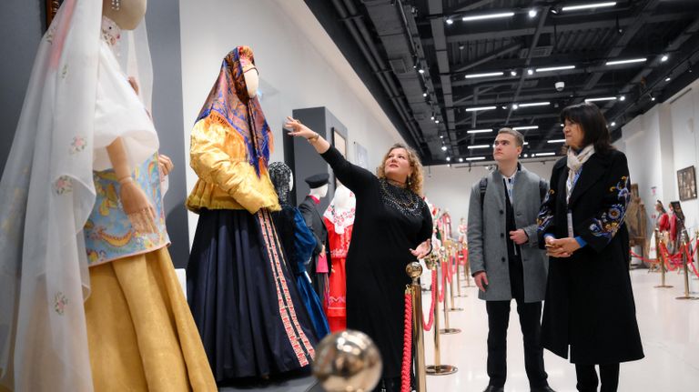 Супруга президента Республики Сербской Милорада Додика Снежана Додик (справа) во время посещения экскурсии женской программы XVI саммита БРИКС в Казани Супруга президента Республики Сербской Милорада Додика Снежана Додик (справа) во время посещения экскурсии женской программы XVI саммита БРИКС в Казани