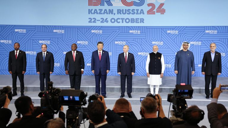 Президент РФ Владимир Путин на церемонии совместного фотографирования глав делегаций стран БРИКС в рамках XVI саммита БРИКС в Казани Президент РФ Владимир Путин на церемонии совместного фотографирования глав делегаций стран БРИКС в рамках XVI саммита БРИКС в Казани