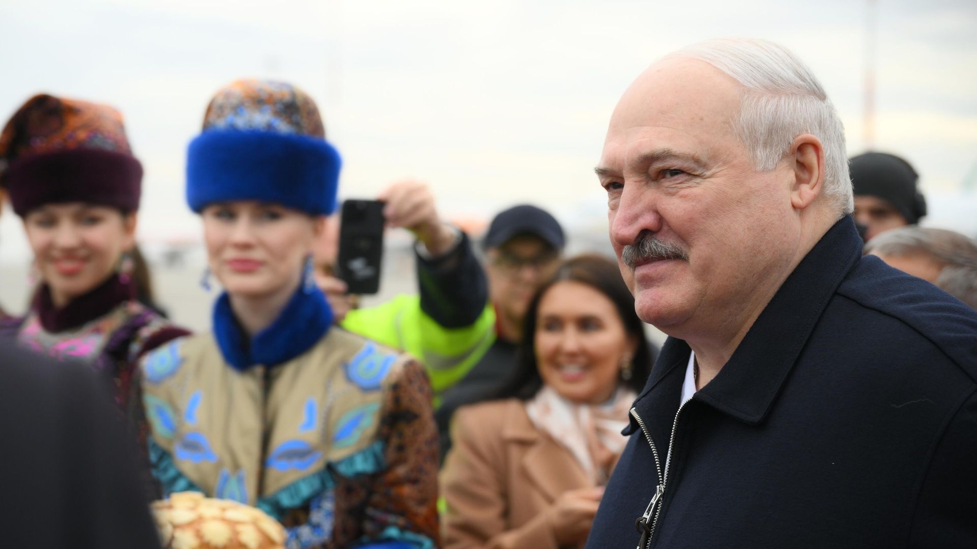 Президент Белоруссии Александр Лукашенко, прибывший для участия в XVI саммите БРИКС, во время церемонии встречи в аэропорту Казани Президент Белоруссии Александр Лукашенко, прибывший для участия в XVI саммите БРИКС, во время церемонии встречи в аэропорту Казани - РИА Новости, 1920, 24.10.2024