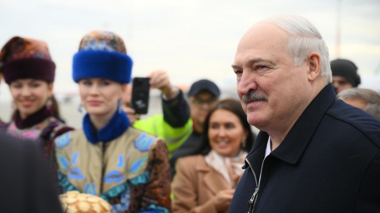 Президент Белоруссии Александр Лукашенко, прибывший для участия в XVI саммите БРИКС, во время церемонии встречи в аэропорту Казани Президент Белоруссии Александр Лукашенко, прибывший для участия в XVI саммите БРИКС, во время церемонии встречи в аэропорту Казани