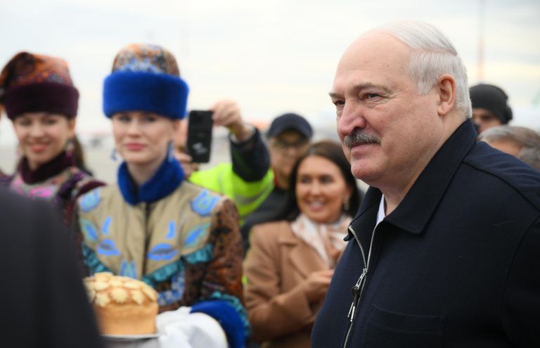 Президент Белоруссии Александр Лукашенко, прибывший для участия в XVI саммите БРИКС, во время церемонии встречи в аэропорту Казани Президент Белоруссии Александр Лукашенко, прибывший для участия в XVI саммите БРИКС, во время церемонии встречи в аэропорту Казани