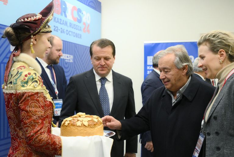 Генеральный секретарь Организации объединенных наций (ООН) Антониу Гутерреш, прибывший для участия в XVI саммите БРИКС, во время церемонии встречи в аэропорту Казани Генеральный секретарь Организации объединенных наций (ООН) Антониу Гутерреш, прибывший для участия в XVI саммите БРИКС, во время церемонии встречи в аэропорту Казани