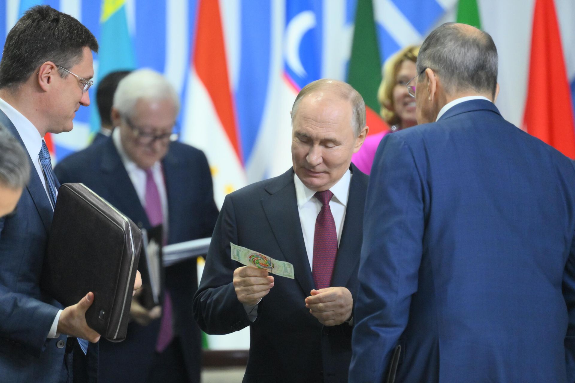 Президент РФ Владимир Путин после заседания глав делегаций стран БРИКС в расширенном составе в рамках XVI саммита БРИКС в Казани Президент РФ Владимир Путин после заседания глав делегаций стран БРИКС в расширенном составе в рамках XVI саммита БРИКС в Казани - РИА Новости, 1920, 21.06.2025