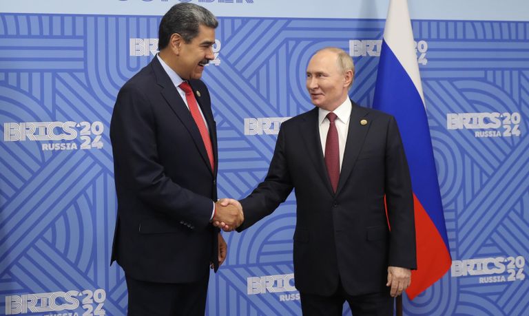 Президент России Владимир Путин и президент Венесуэлы Николас Мадуро во время встречи в рамках XVI саммита БРИКС в Казани Президент России Владимир Путин и президент Венесуэлы Николас Мадуро во время встречи в рамках XVI саммита БРИКС в Казани