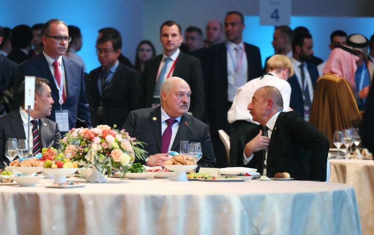 Президент Белоруссии Александр Лукашенко и президент Азербайджана Ильхам Алиев на торжественном приеме по случаю проведения XVI саммита БРИКС Президент Белоруссии Александр Лукашенко и президент Азербайджана Ильхам Алиев на торжественном приеме по случаю проведения XVI саммита БРИКС