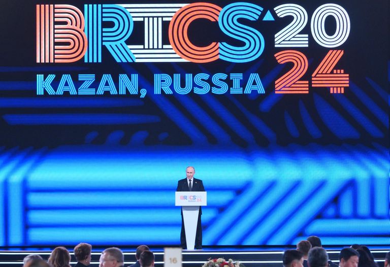 Президент России Владимир Путин выступает на торжественном приеме по случаю проведения XVI саммита БРИКС Президент России Владимир Путин выступает на торжественном приеме по случаю проведения XVI саммита БРИКС