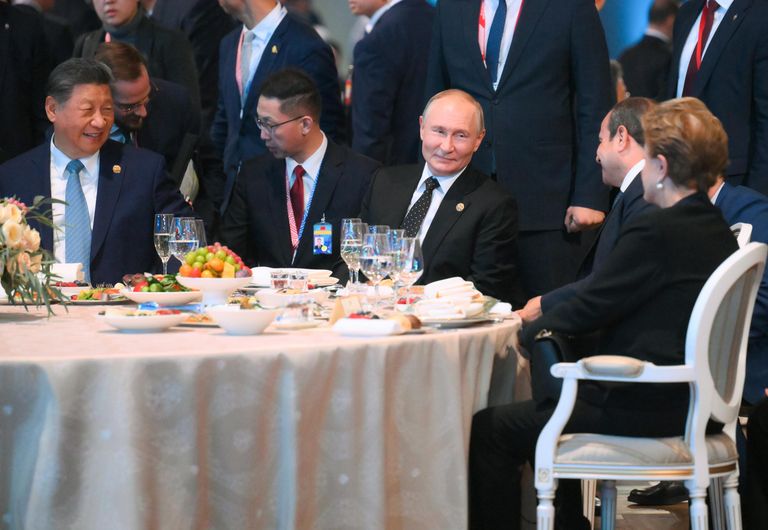 Президент России Владимир Путин и председатель КНР Си Цзиньпин на торжественном приеме по случаю проведения XVI саммита БРИКС Президент России Владимир Путин и председатель КНР Си Цзиньпин на торжественном приеме по случаю проведения XVI саммита БРИКС