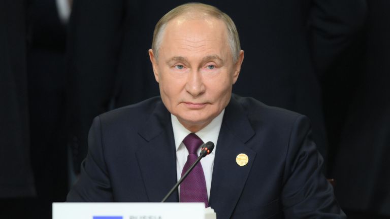 Президент России Владимир Путин выступает на пленарном заседании XVI саммита БРИКС в формате БРИКС плюс/аутрич