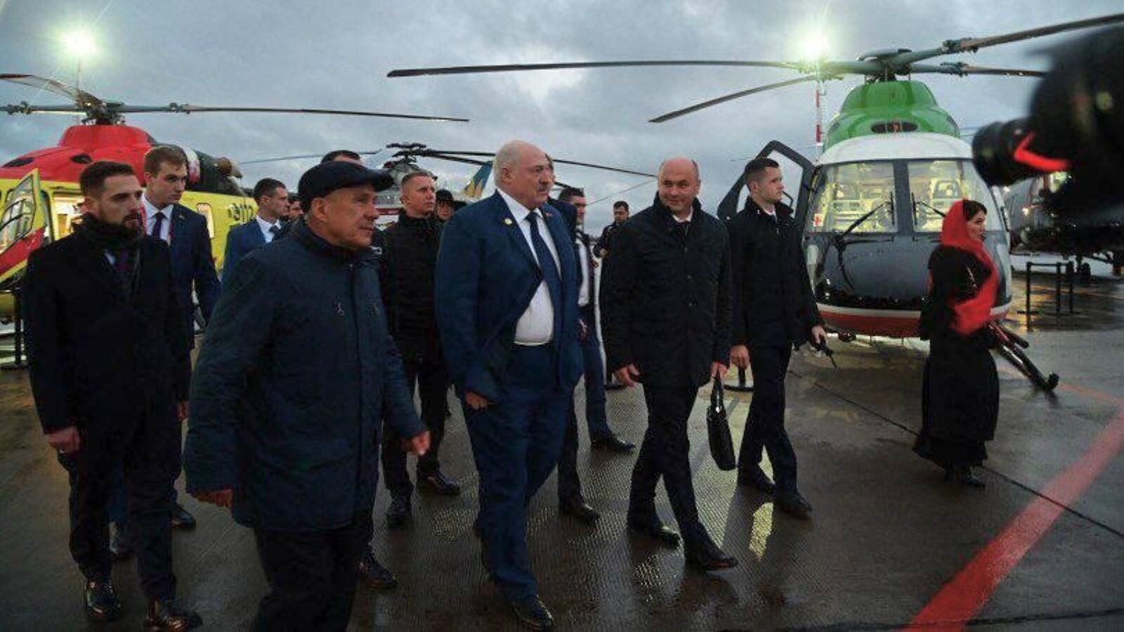Глава Татарстана Рустам Минниханов ознакомил президента Белоруссии Александра Лукашенко с вертолетами Казанского вертолетного завода Глава Татарстана Рустам Минниханов ознакомил президента Белоруссии Александра Лукашенко с вертолетами Казанского вертолетного завода - РИА Новости, 1920, 24.10.2024