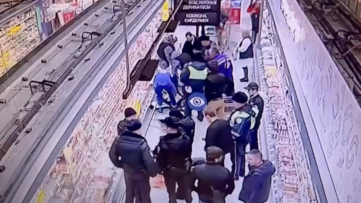 Кадр записи камеры видеонаблюдения из супермаркета Окей в Санкт-Петербурге, где произошло нападение - РИА Новости, 1920, 25.10.2024