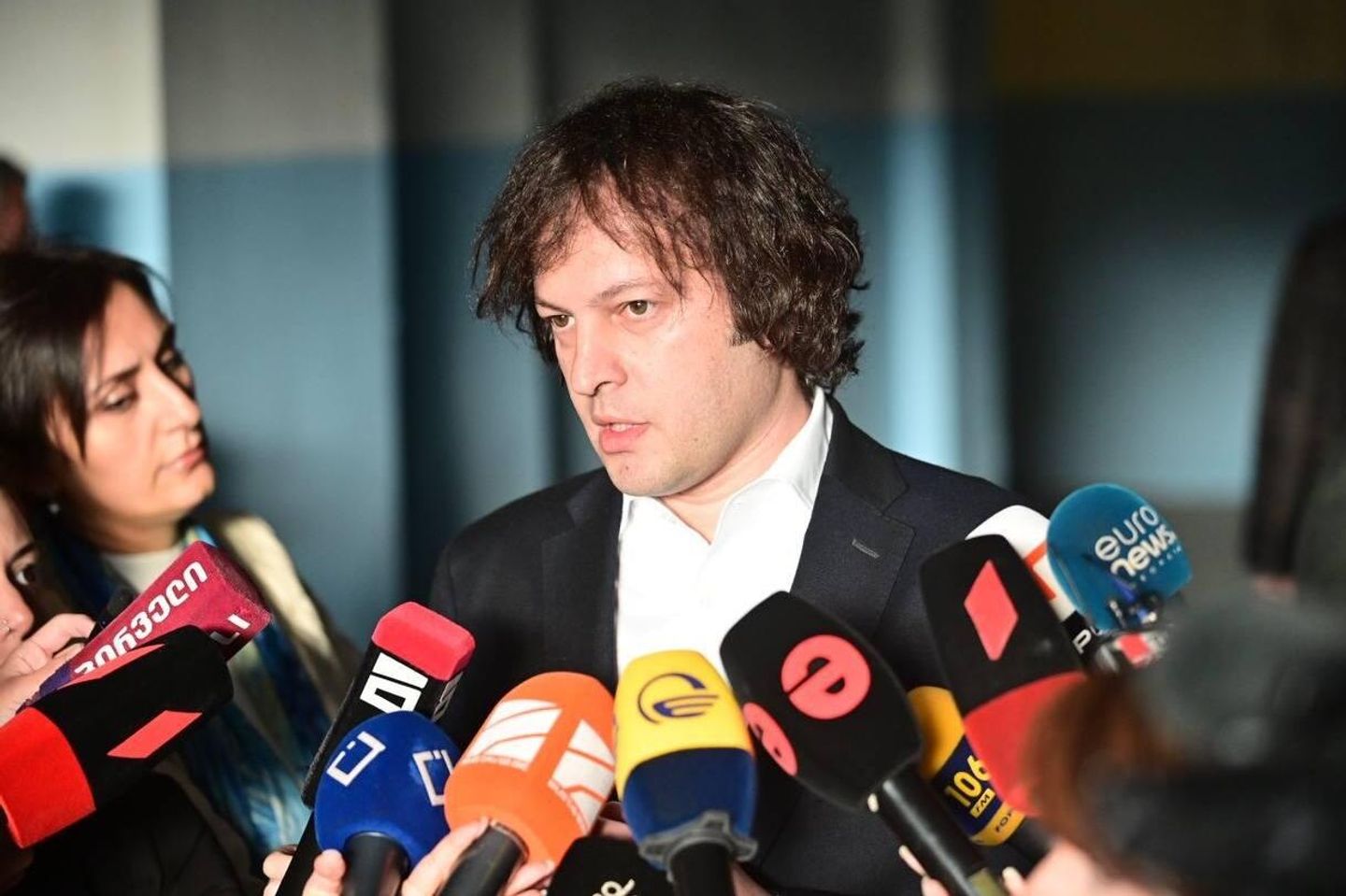 Премьер-министр Грузии Ираклий Кобахидзе общается с журналистами в Тбилиси Премьер-министр Грузии Ираклий Кобахидзе общается с журналистами в Тбилиси