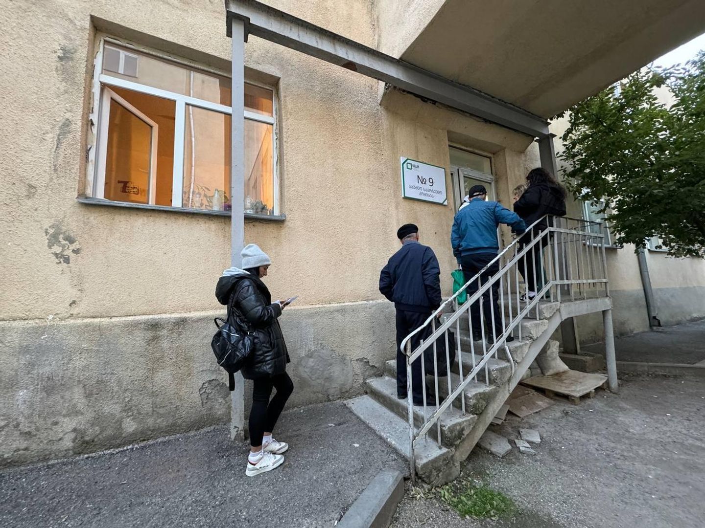 Люди стоят возле избирательного участка в Тбилиси Люди стоят возле избирательного участка в Тбилиси