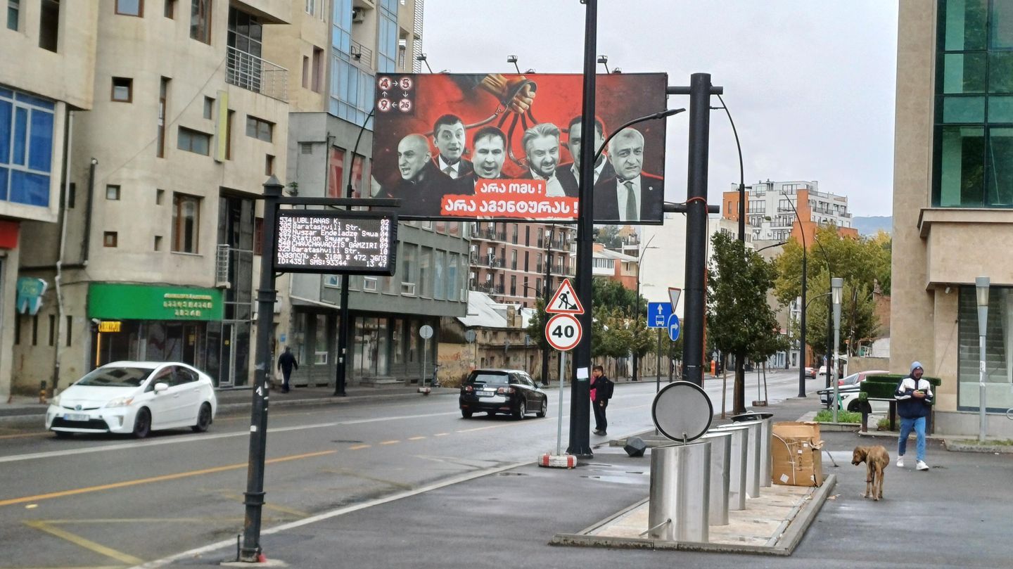 Улица в Тбилиси, Грузия Улица в Тбилиси, Грузия