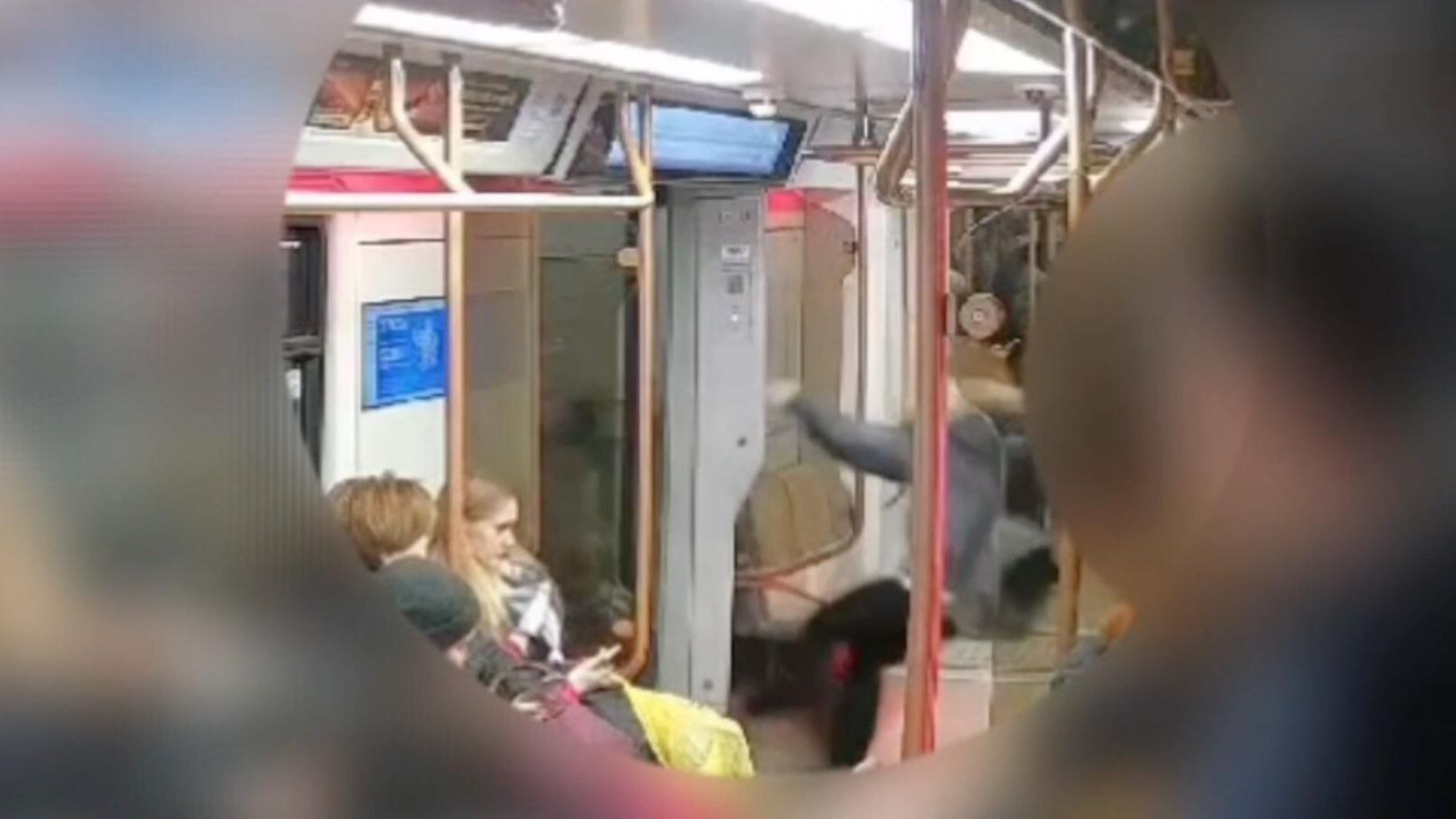 Нападение на пассажирку метро в Москве. Кадр видео Нападение на пассажирку метро в Москве. Кадр видео - РИА Новости, 1920, 26.10.2024