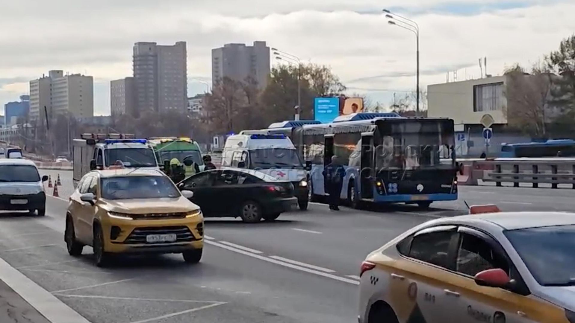 На месте ДТП с автобусом в Москве. Кадр видео На месте ДТП с автобусом в Москве. Кадр видео - РИА Новости, 1920, 26.10.2024