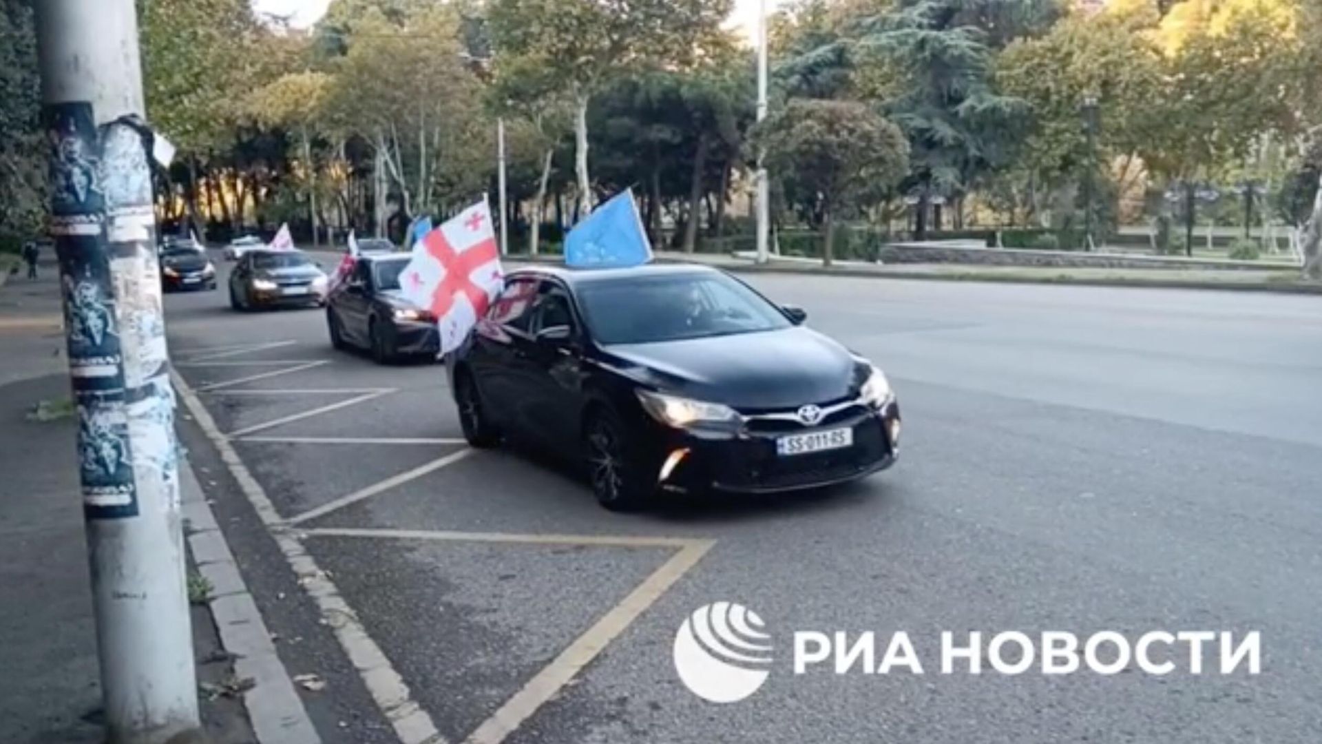 Автоколонна с флагами Грузии и правящей партии Грузинская мечта в Тбилиси. Кадр видео Автоколонна с флагами Грузии и правящей партии Грузинская мечта в Тбилиси. Кадр видео - РИА Новости, 1920, 26.10.2024