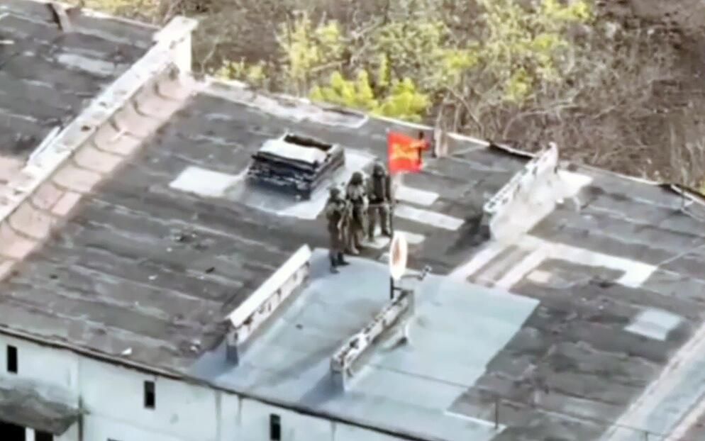 Бойцы 114-й мотострелковой бригады ВС РФ водрузили флаг России на здание в городе Горняк в ДНР. Кадр видео Бойцы 114-й мотострелковой бригады ВС РФ водрузили флаг России на здание в городе Горняк в ДНР. Кадр видео - РИА Новости, 1920, 05.11.2024