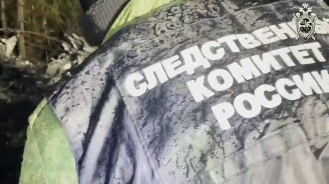 Работа следователей на месте крушения вертолета в Кировской области