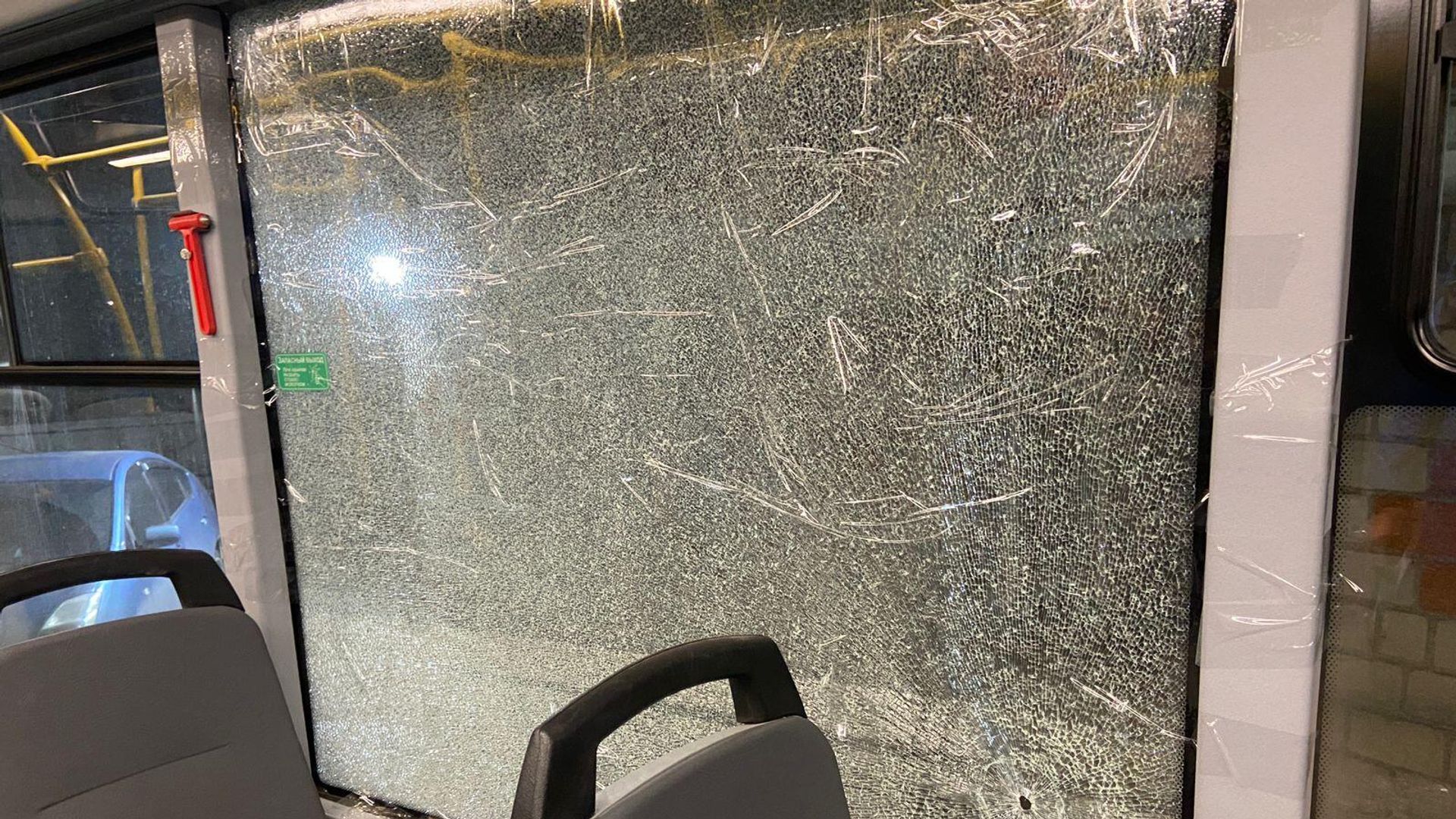 Последствия стрельбы из травматического оружия по автобусу на улице Октябрьской города Свободный в Приамурье Последствия стрельбы из травматического оружия по автобусу на улице Октябрьской города Свободный в Приамурье - РИА Новости, 1920, 27.10.2024