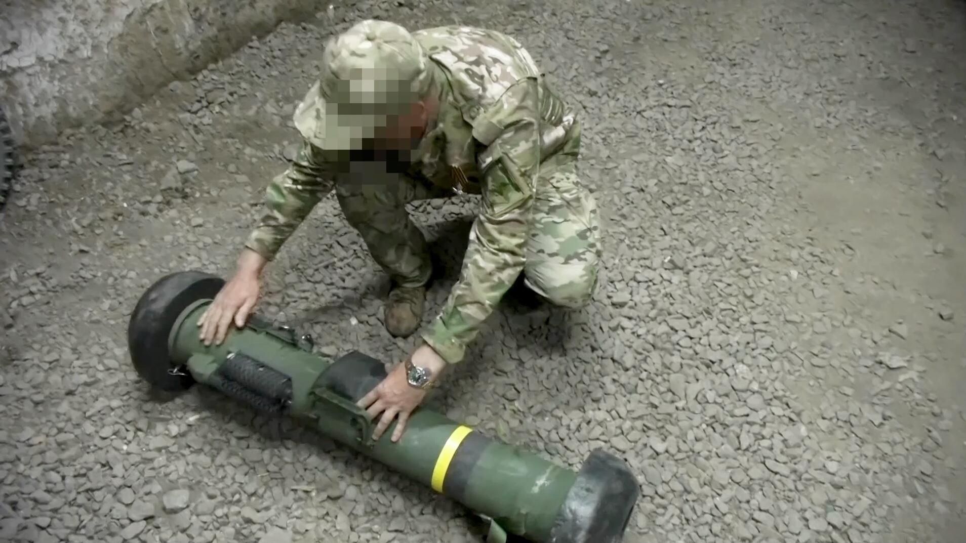 Военнослужащие разведывательного подразделения гвардейского мотострелкового полка армейского корпуса группировки войск Восток захватили иностранное вооружение Военнослужащие разведывательного подразделения гвардейского мотострелкового полка армейского корпуса группировки войск Восток захватили иностранное вооружение - РИА Новости, 1920, 27.10.2024