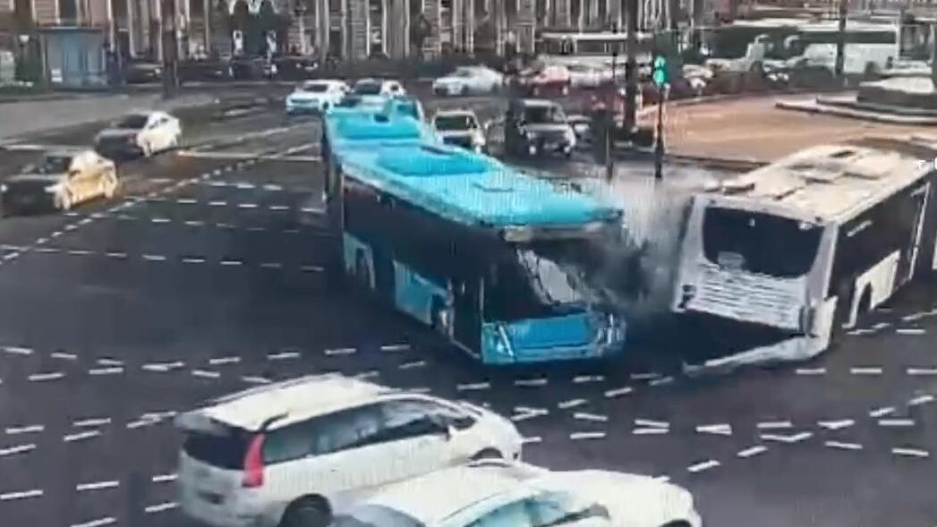 Столкновение автобусов и легковых автомобилей на площади Восстания в Петербурге Столкновение автобусов и легковых автомобилей на площади Восстания в Петербурге - РИА Новости, 1920, 27.10.2024