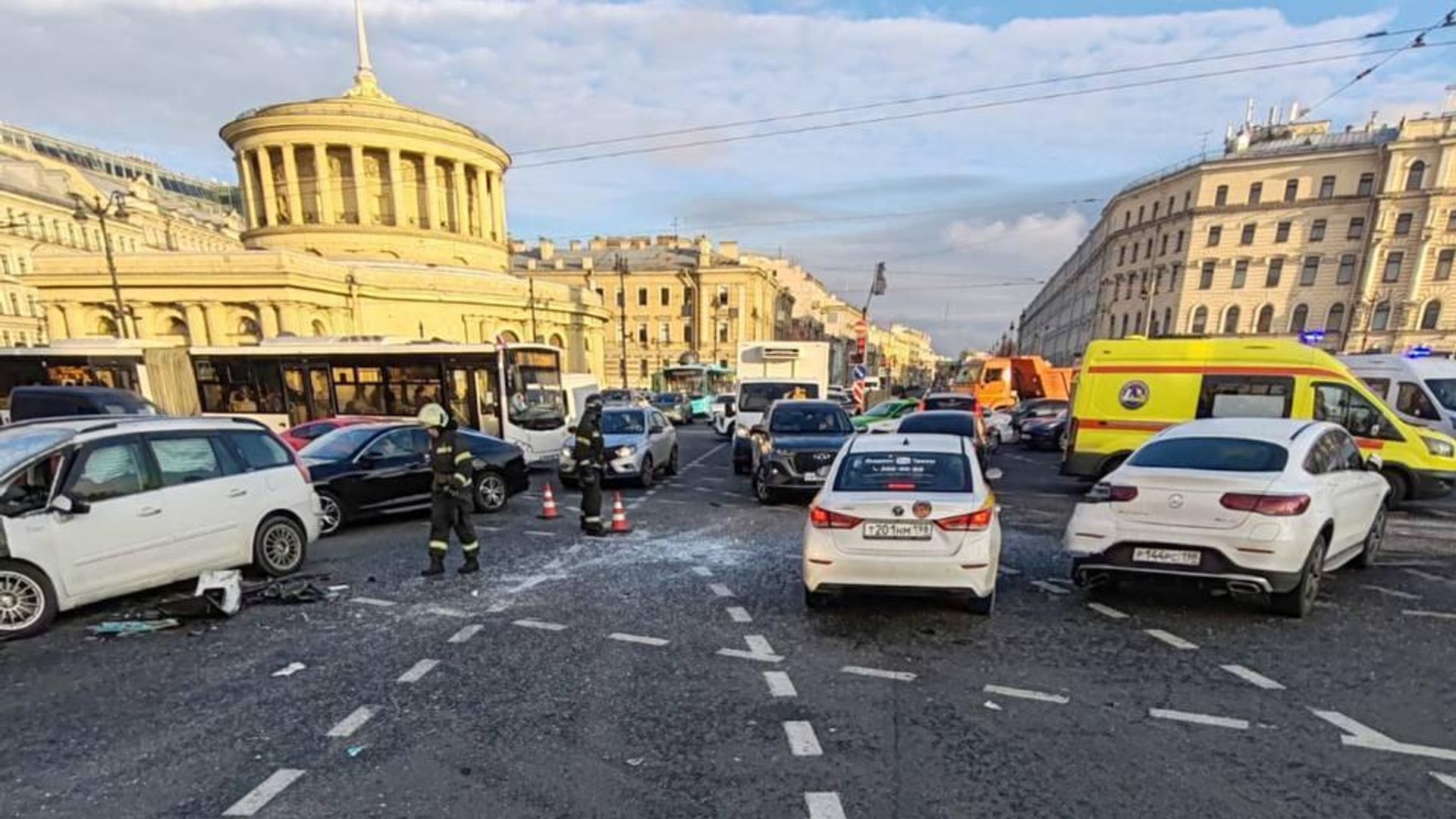 Место ДТП с участием автобусов и легковых автомобилей на площади Восстания в Петербурге. 27 октября 2024 Место ДТП с участием автобусов и легковых автомобилей на площади Восстания в Петербурге. 27 октября 2024 - РИА Новости, 1920, 27.10.2024