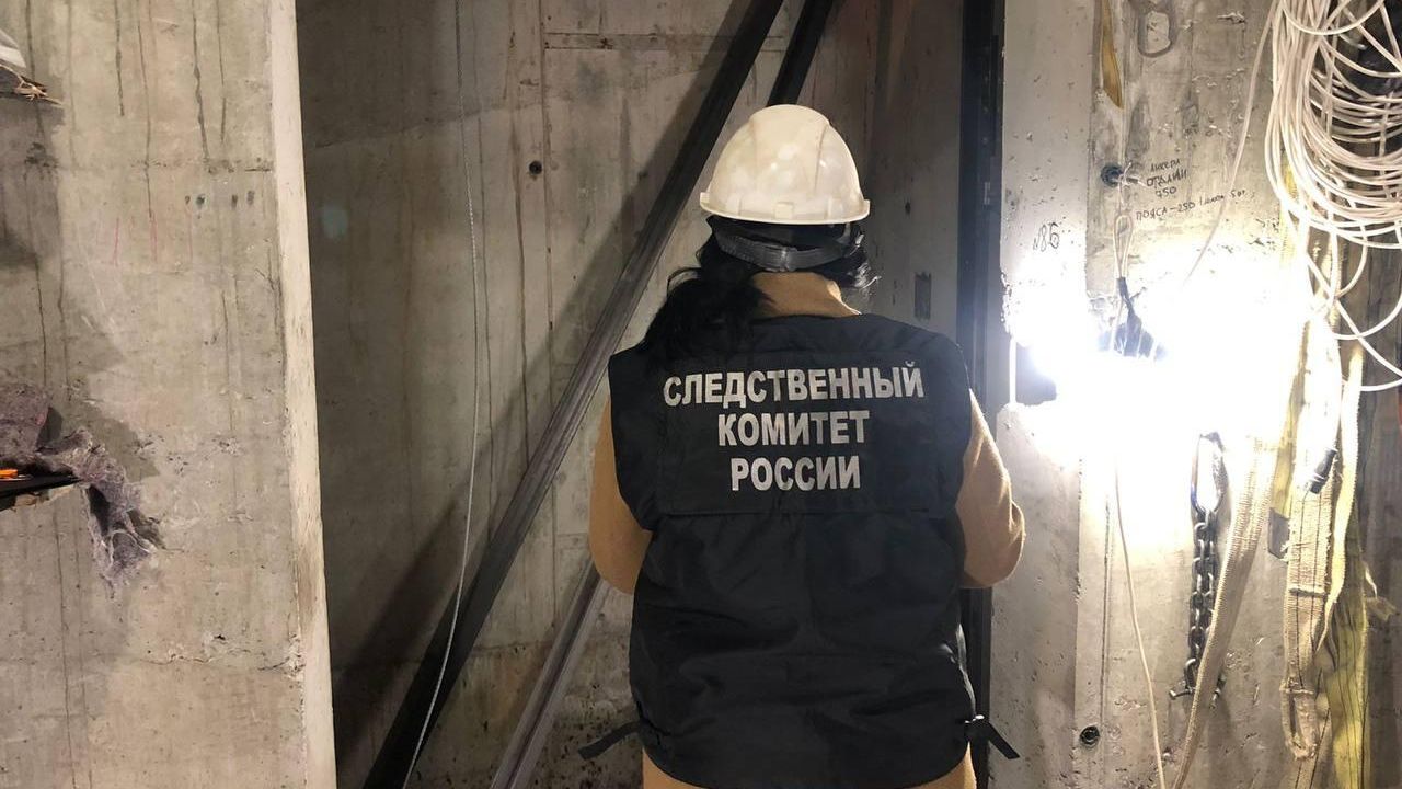 Сотрудник СУ СК на месте происшествия, где трое рабочих упали в шахту лифта строящегося жилого дома в Ленинском районе города Воронежа Сотрудник СУ СК на месте происшествия, где трое рабочих упали в шахту лифта строящегося жилого дома в Ленинском районе города Воронежа - РИА Новости, 1920, 28.10.2024