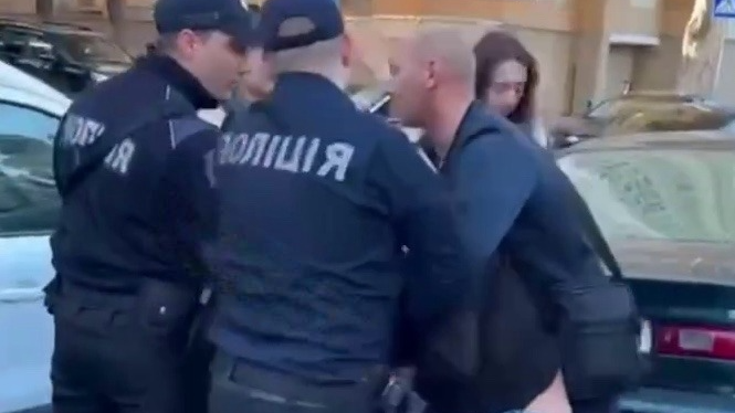 Представители военкомата под присмотром полиции запихивают мужчину в автомобиль в Одессе - РИА Новости, 1920, 17.05.2025