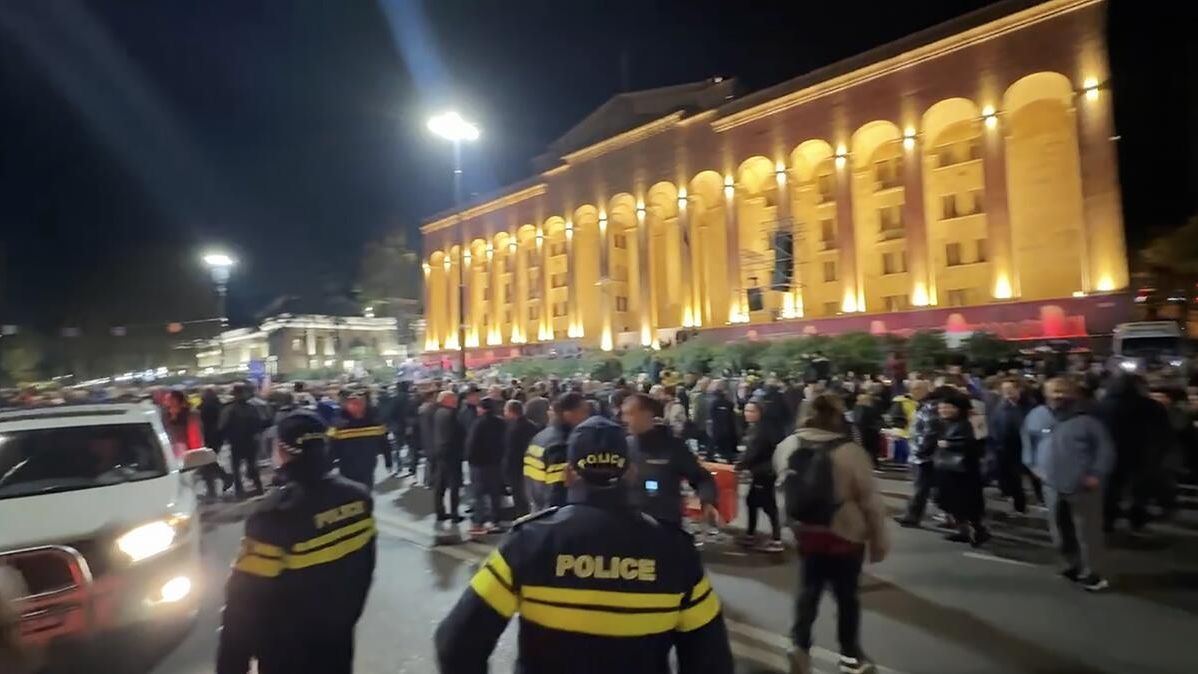 Обстановка у здания парламента Грузии в Тбилиси. 28 октября 2024 Обстановка у здания парламента Грузии в Тбилиси. 28 октября 2024 - РИА Новости, 1920, 28.10.2024