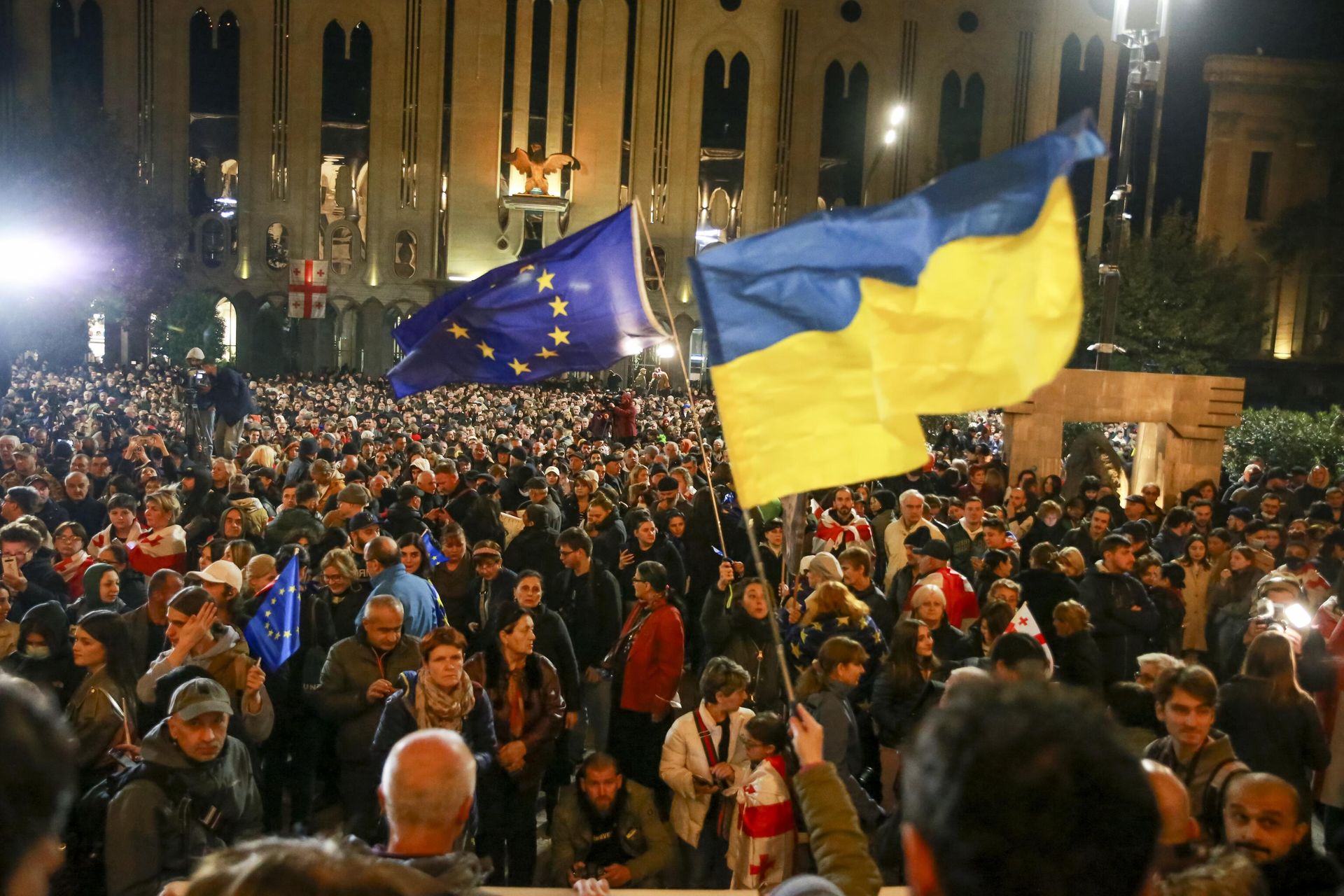 Демонстранты с флагами ЕС и Украины во время акции протеста грузинской оппозиции перед зданием парламента в Тбилиси - РИА Новости, 1920, 27.03.2025