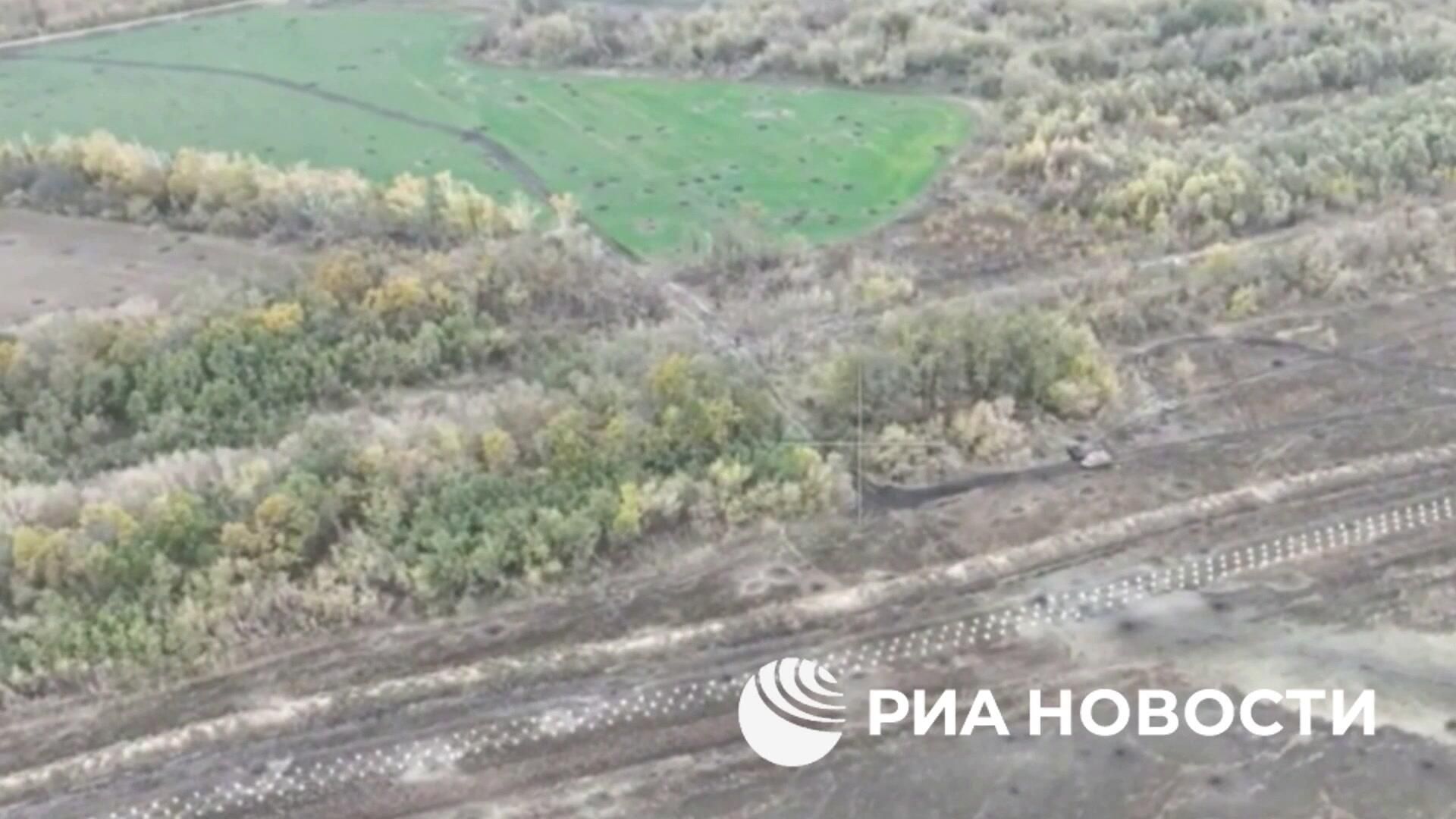 Подрыв шведской боевой машины пехоты CV-90 на противотанковой мине в Курской области Подрыв шведской боевой машины пехоты CV-90 на противотанковой мине в Курской области - РИА Новости, 1920, 29.10.2024
