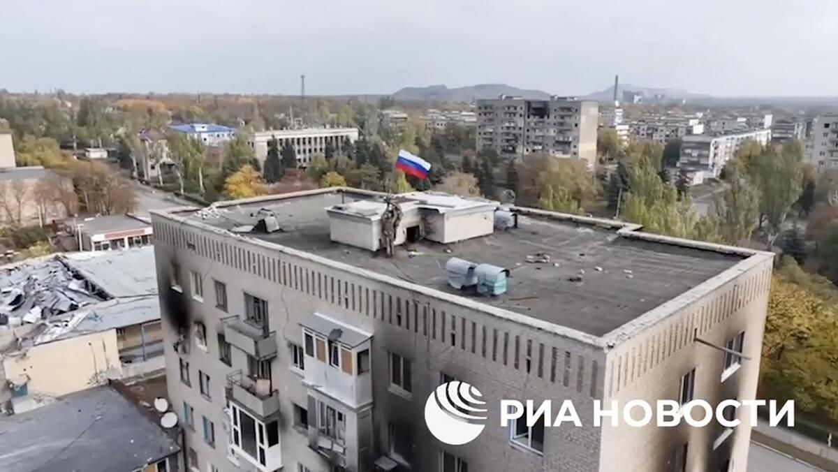 Российские военные водружают российский флаг на здании в освобожденном в ДНР Селидово Российские военные водружают российский флаг на здании в освобожденном в ДНР Селидово - РИА Новости, 1920, 06.06.2025