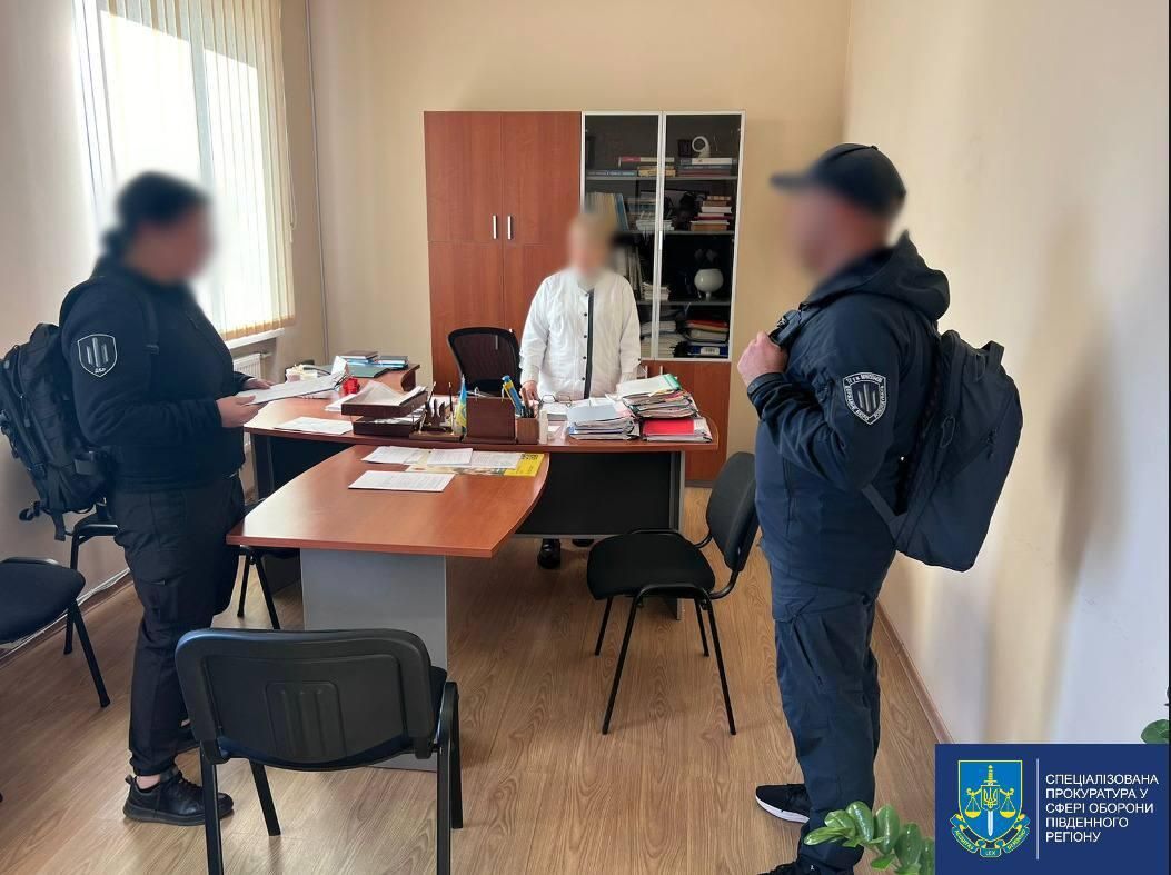 Сотрудники правоохранительных органов Украины в кабинете врача медико-социальной экспертной комиссии (МСЭК), ставившего фиктивные диагнозы военнообязанным Сотрудники правоохранительных органов Украины в кабинете врача медико-социальной экспертной комиссии (МСЭК), ставившего фиктивные диагнозы военнообязанным - РИА Новости, 1920, 30.10.2024