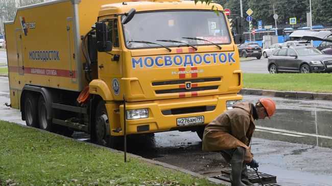 Сотрудник Мосводостока осматривает ливневую канализацию