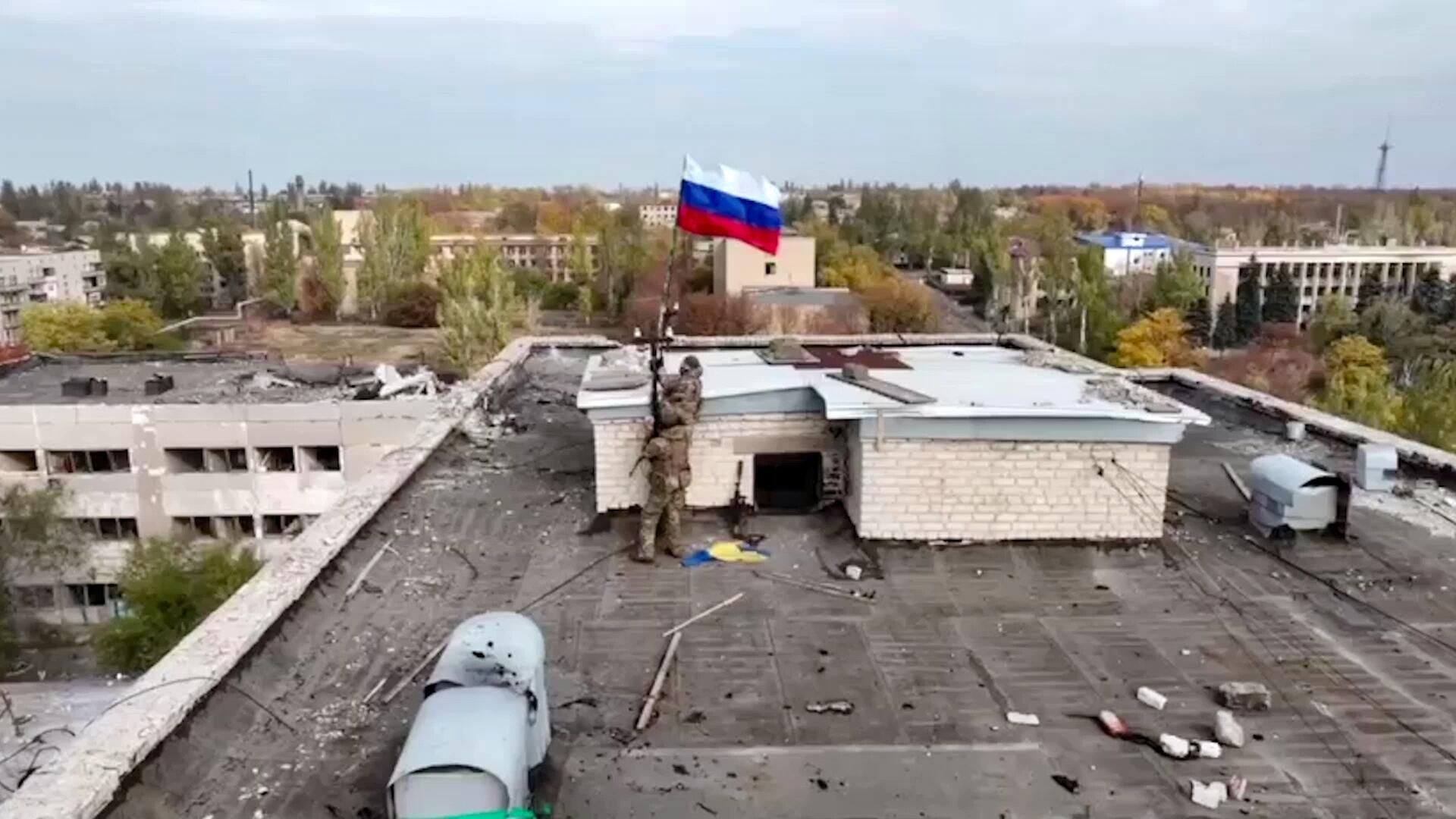Военный водружает российский флаг на здании в освобожденном в ДНР Селидово Военный водружает российский флаг на здании в освобожденном в ДНР Селидово - РИА Новости, 1920, 11.11.2024