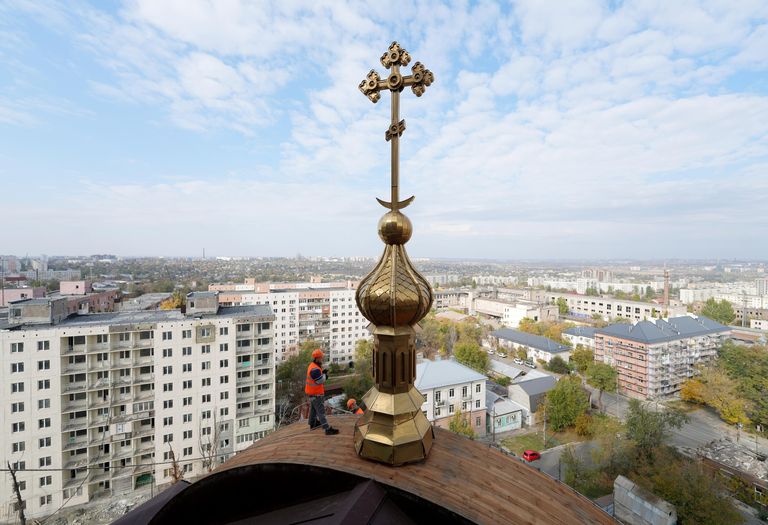 Рабочие во время ремонтно-восстановительных работ в Покровском храме в Мариуполе Рабочие во время ремонтно-восстановительных работ в Покровском храме в Мариуполе