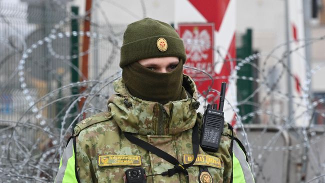Белорусский пограничник на границе Белоруссии и Польши