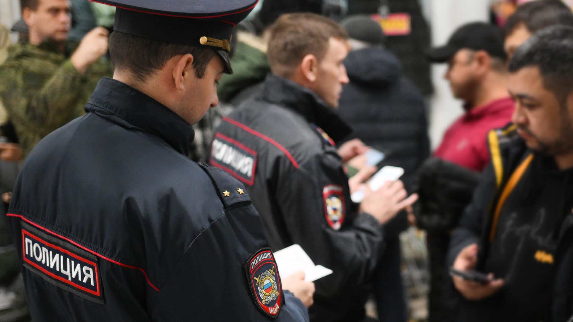 Рейд по выявлению нелегальных мигрантов Рейд по выявлению нелегальных мигрантов - РИА Новости, 1920, 26.11.2024