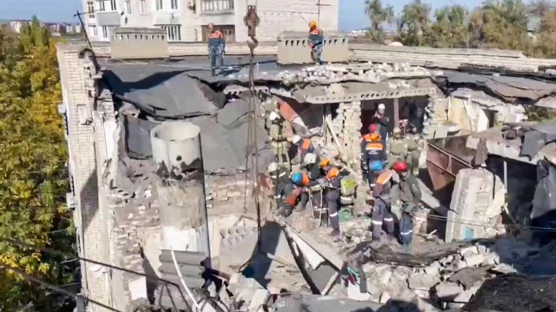 Сотрудники МЧС России проводят спасательные работы и разбор завалов на месте взрыва газа в многоквартирном жилом доме по улице Лободина в Черкесске Сотрудники МЧС России проводят спасательные работы и разбор завалов на месте взрыва газа в многоквартирном жилом доме по улице Лободина в Черкесске - РИА Новости, 1920, 31.10.2024