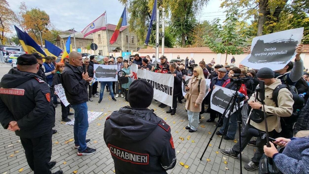Акция протеста молдавской оппозиции у здания Конституционного суда Акция протеста молдавской оппозиции у здания Конституционного суда - РИА Новости, 1920, 31.10.2024
