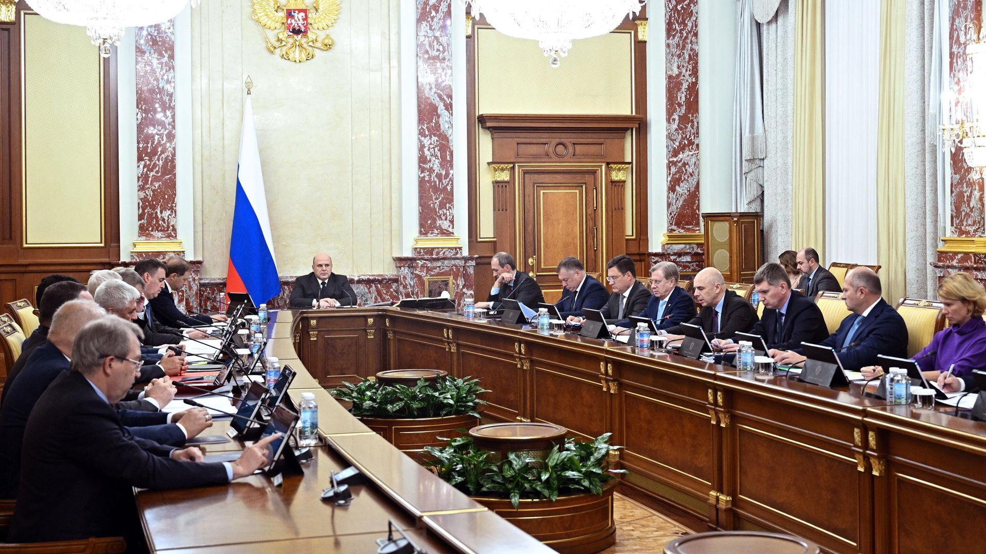 Председатель правительства РФ Михаил Мишустин проводит совещание с членами кабинета министров РФ Председатель правительства РФ Михаил Мишустин проводит совещание с членами кабинета министров РФ - РИА Новости, 1920, 12.04.2025
