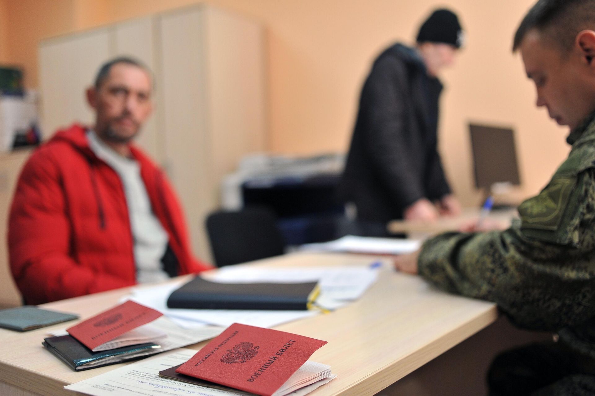 Прием документов у граждан поступающих на военную службу по контракту с Министерством обороны Российской Федерации в пункте отбора на военную службу по контракту в городе Тамбове Прием документов у граждан поступающих на военную службу по контракту с Министерством обороны Российской Федерации в пункте отбора на военную службу по контракту в городе Тамбове - РИА Новости, 1920, 26.11.2024