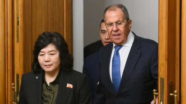Министр иностранных дел РФ Сергей Лавров и министр иностранных дел КНДР Сон Хи Цой на встрече в Москве Министр иностранных дел РФ Сергей Лавров и министр иностранных дел КНДР Сон Хи Цой на встрече в Москве