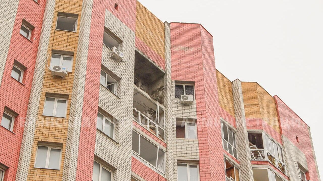Последствия атаки украинского БПЛА на жилой дом в Брянске. 1 ноября 2024 Последствия атаки украинского БПЛА на жилой дом в Брянске. 1 ноября 2024 - РИА Новости, 1920, 01.11.2024