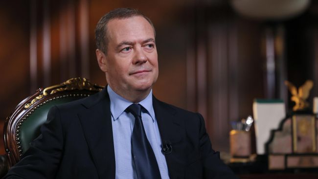 Заместитель председателя Совета безопасности РФ Дмитрий Медведев во время интервью журналисту телеканала RT Рори Марку Ричарду Суше
