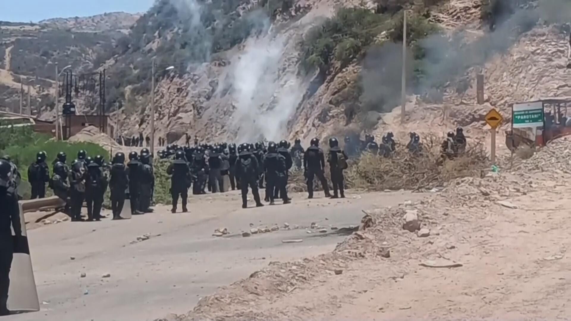 Боливийская полиция освобождает дороги, занятые сторонниками Моралеса Боливийская полиция освобождает дороги, занятые сторонниками Моралеса - РИА Новости, 1920, 01.11.2024