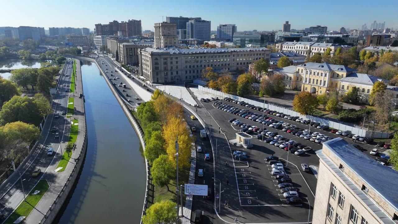 Удобные пешеходные маршруты появились на Лефортовской набережной Удобные пешеходные маршруты появились на Лефортовской набережной - РИА Новости, 1920, 02.11.2024