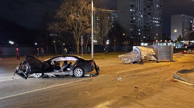 Место ДТП, где автомобиль врезался в препятствие на Дубнинской улице в Москве. 2 ноября 2024